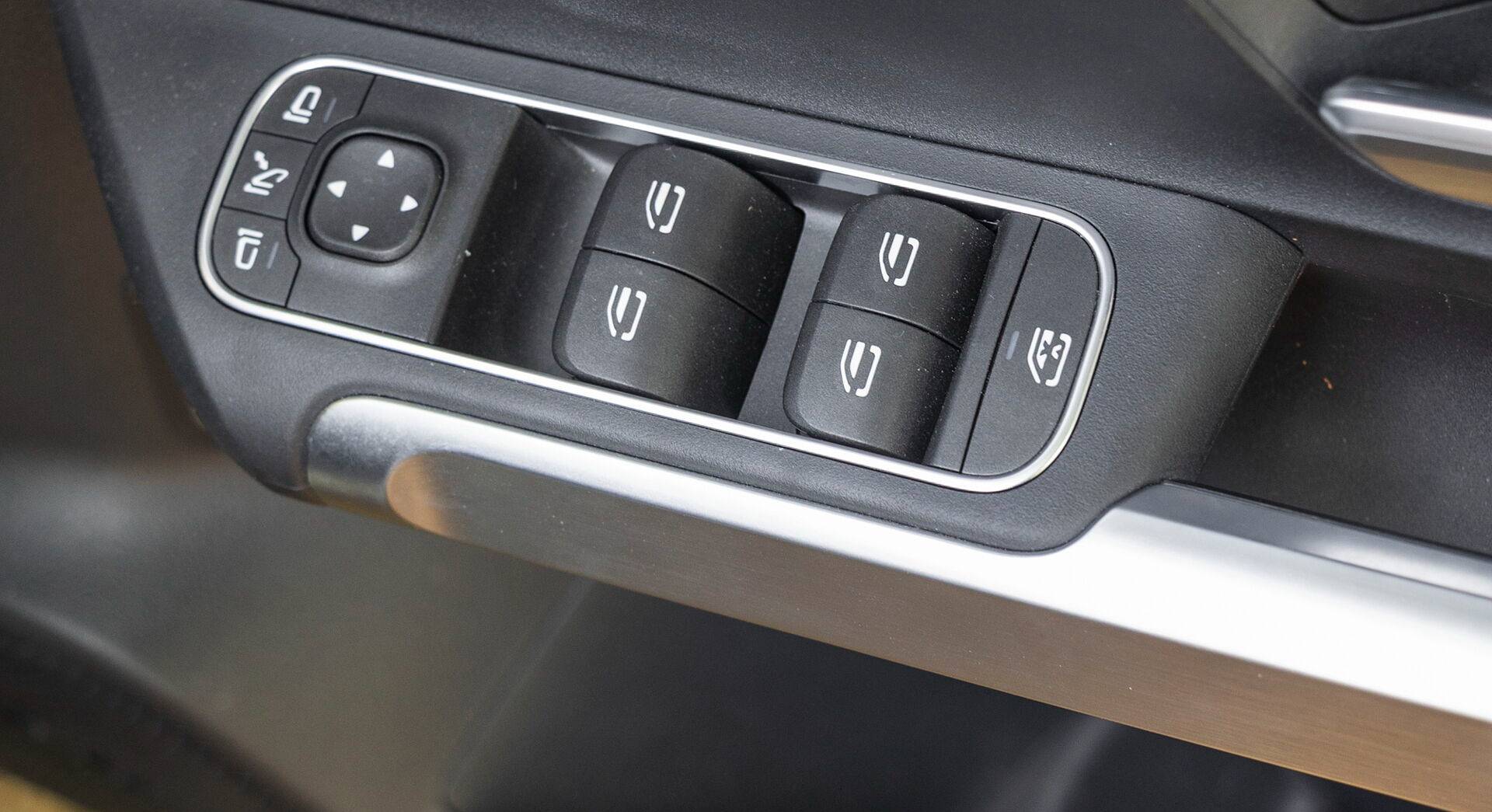 Mercedes-Benz EQB 350 4Matic interior view 40