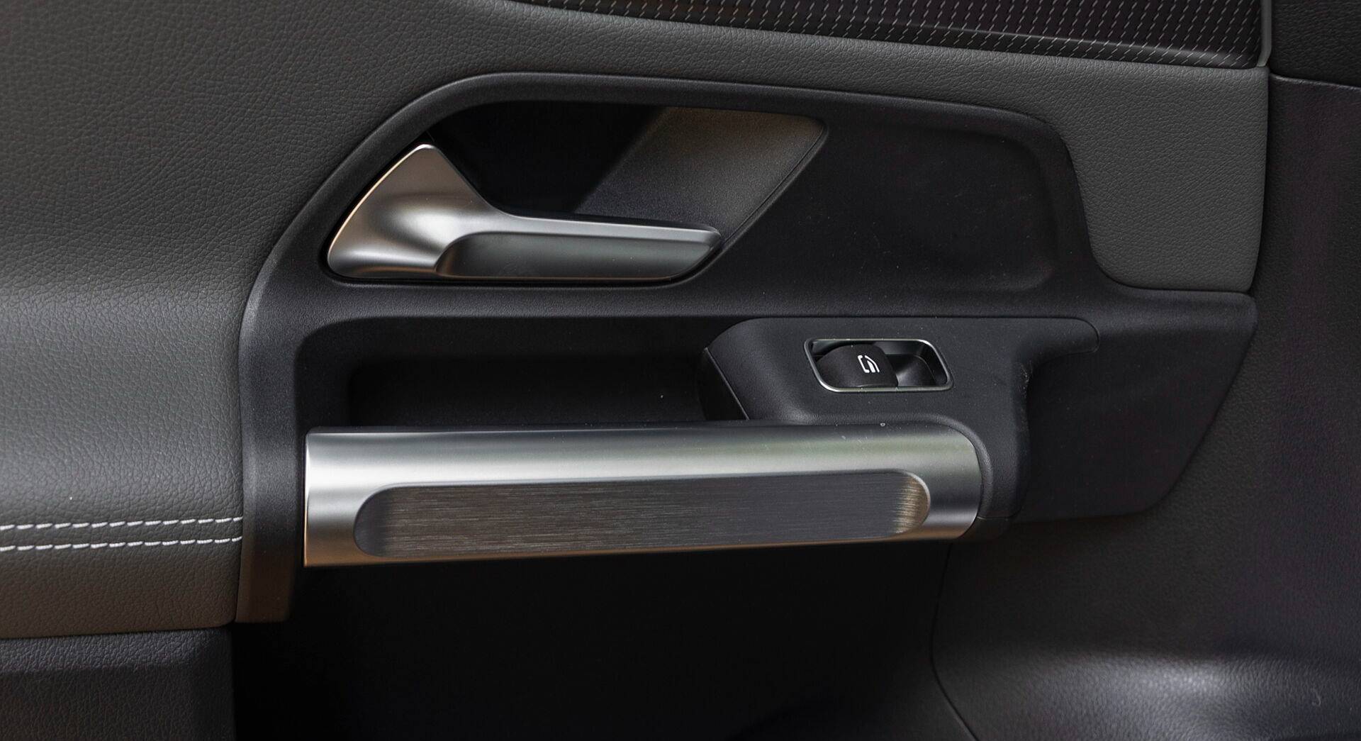Mercedes-Benz EQB 350 4Matic interior view 45