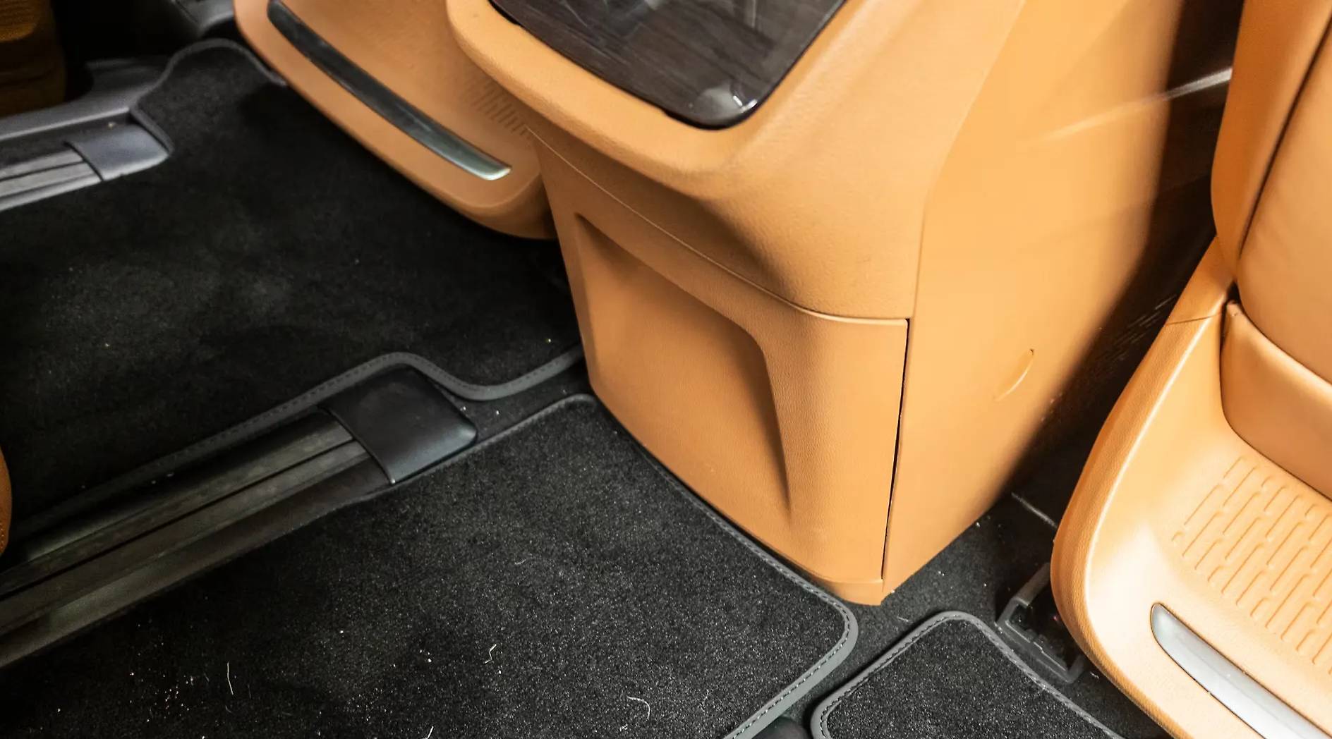 MG M9 interior view 12