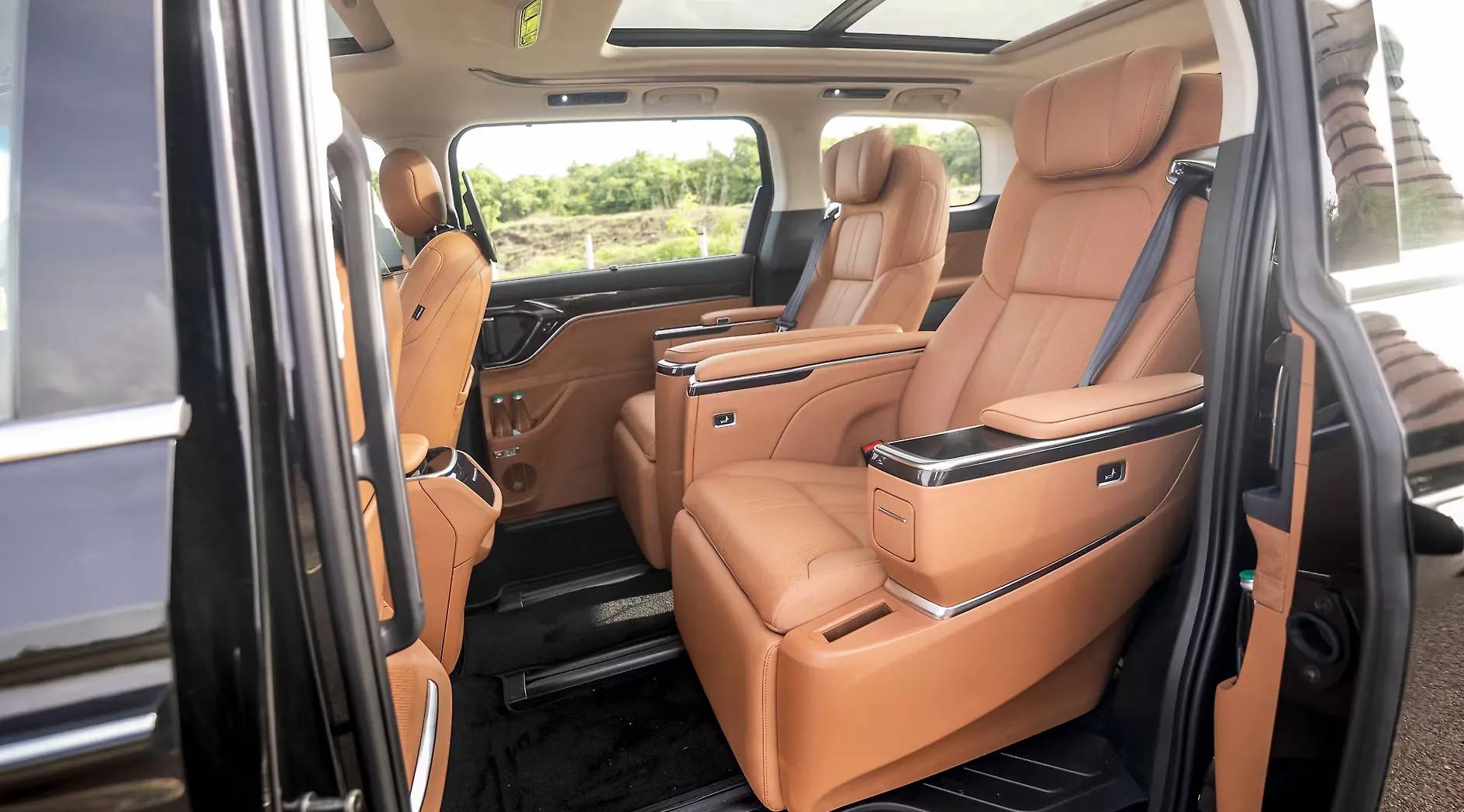 MG M9 interior view 2