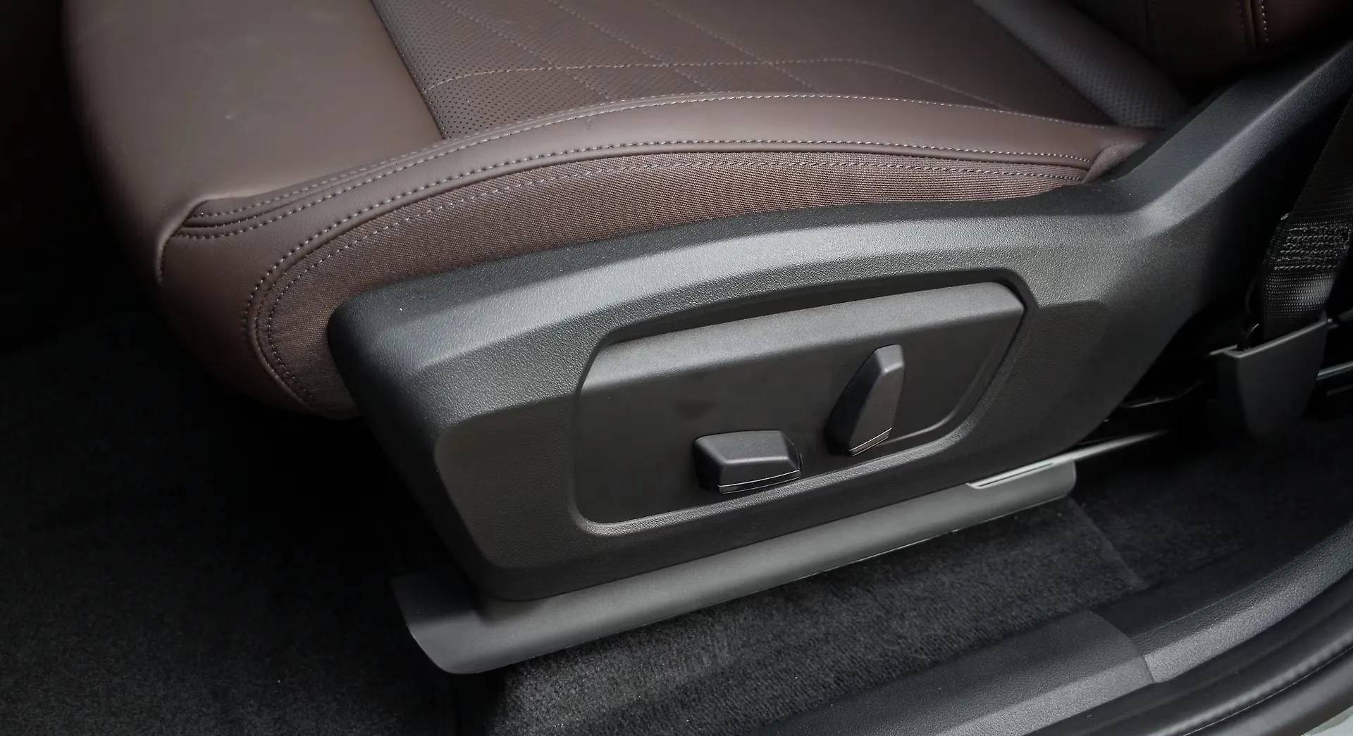 BMW iX1 LWB eDrive20L interior view 20