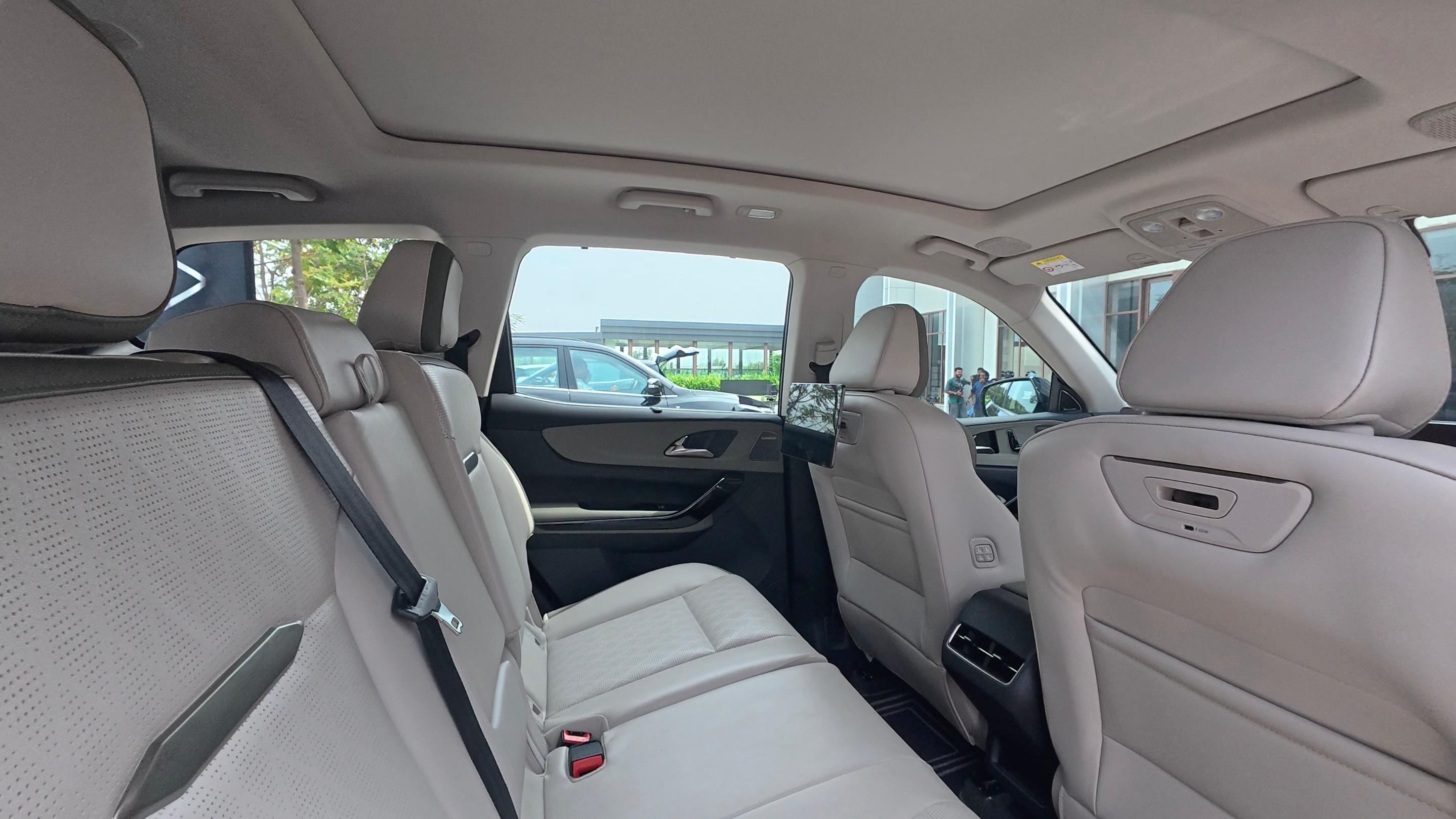 Mahindra XEV 9S interior view 3