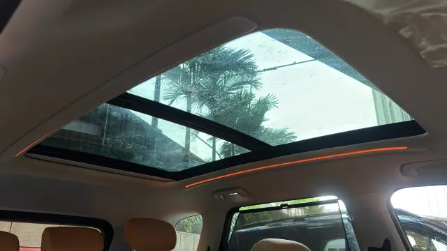 MG Hector Tomahawk EV interior - sunroof - image