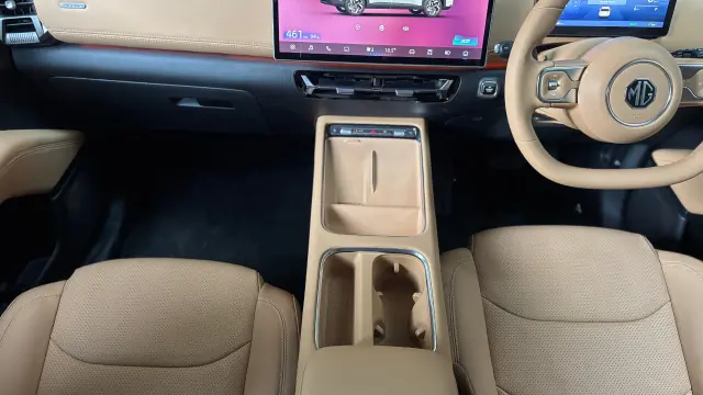 MG Hector Tomahawk EV interior - Wireless Mobile Charging, Cup Holder, Armrest with storage - top view - image