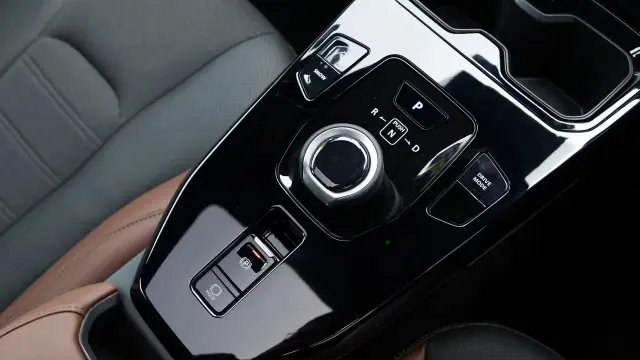 Toyota Urban Cruiser Ebella interior - Gear Shifter and Console - image
