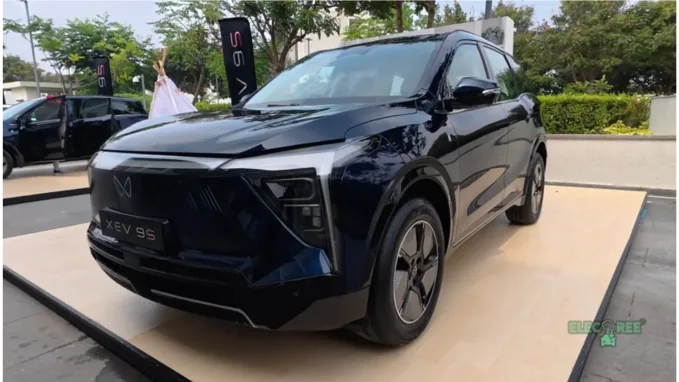 The XEV 9S carries a resemblance with the XEV 9E up front but is still easily differentiable and has many futuristic design elements.